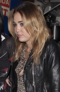Miley Cyrus wieder ohne BH erwischt