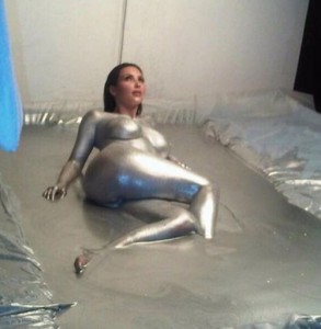 Kim Kardashian in silber
